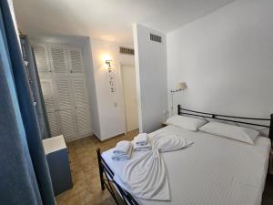 Giường trong phòng chung tại Corfu Glyfada Menigos Resort 2-5