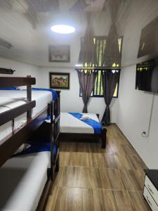 - une chambre avec 2 lits superposés dans l'établissement Finca Hotel Las Palmeras, à Armenia
