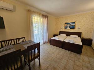 Posteľ alebo postele v izbe v ubytovaní Corfu Glyfada Menigos Resort 46