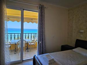 Posteľ alebo postele v izbe v ubytovaní Corfu Glyfada Menigos Resort 46
