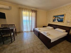 Posteľ alebo postele v izbe v ubytovaní Corfu Glyfada Menigos Resort 46