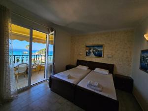 Posteľ alebo postele v izbe v ubytovaní Corfu Glyfada Menigos Resort 46