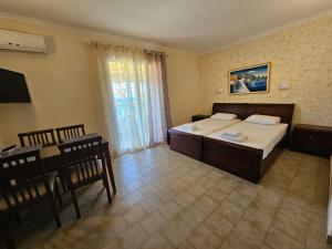 Posteľ alebo postele v izbe v ubytovaní Corfu Glyfada Menigos Resort 46