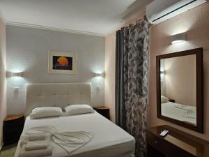Posteľ alebo postele v izbe v ubytovaní Corfu Glyfada Menigos Resort 46
