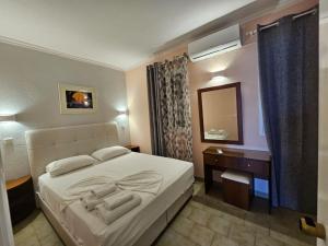 Posteľ alebo postele v izbe v ubytovaní Corfu Glyfada Menigos Resort 46