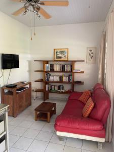 TV a/nebo společenská místnost v ubytování Bungalow Belfond Plage Pointe Marin