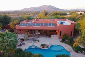 eine Luftansicht eines Hauses mit Sonnenkollektoren in der Unterkunft Sprawling Arizona Oasis w/ Dream Backyard in Anthem