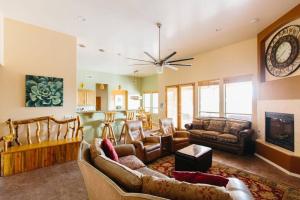 ein großes Wohnzimmer mit Sofas und einem Kamin in der Unterkunft Sprawling Arizona Oasis w/ Dream Backyard in Anthem