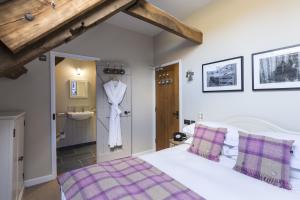 Llit o llits en una habitació de Tudor Farmhouse Hotel