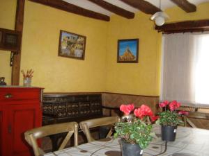 una sala da pranzo con un tavolo con sopra dei fiori di Agroturismo "La Bardena Blanca II" ad Arguedas