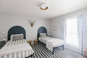 1 dormitorio con 2 camas y ventana en Moon Valley Treasure - Chef's Kitchen l Pool l Spa en Phoenix