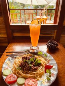 Ấp Thiện LậpにあるEliss Garden Coffee & Homestayのスパゲッティの盛り合わせとテーブルの上のドリンク