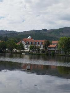DrübeckにあるHarzlandの家と建物のある湖