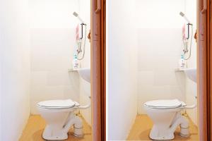 ein Bad mit einem WC und einem Waschbecken in der Unterkunft SPOT ON 89805 The Traveler Home in Sibu