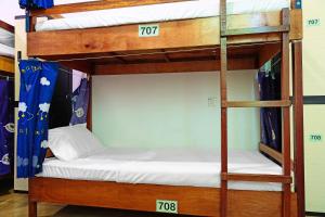ein paar Etagenbetten in einem Zimmer in der Unterkunft SPOT ON 89805 The Traveler Home in Sibu