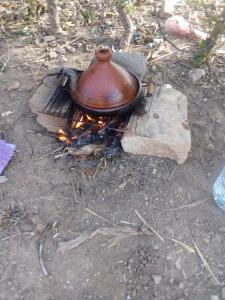 マラケシュにあるNuit dans la fermeの火の上に座る茶鍋