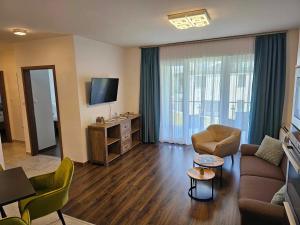 un soggiorno con un divano e una TV di Residence Port Royal a Keszthely