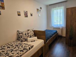 - une petite chambre avec un lit et une fenêtre dans l'établissement Residence Port Royal, à Keszthely