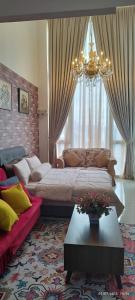 een woonkamer met een groot bed en een kroonluchter bij SofiaSuite16, Plaza Azalea, Shah Alam in Shah Alam