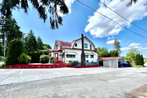 a large white house with a red roof at House in Seattle 2 Bedrooms with King and Queen Bed and Sofa Bed near Airport and Downtown in Seattle