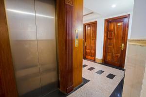 un couloir avec trois ascenseurs dans un bâtiment dans l'établissement Felix Hotel, à Hô-Chi-Minh-Ville