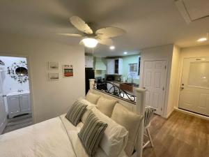 White Rock Studio في جاكسونفيل: غرفة معيشة مع أريكة ومروحة سقف