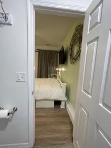 Una puerta que conduce a un dormitorio con cama en White Rock Studio, en Jacksonville