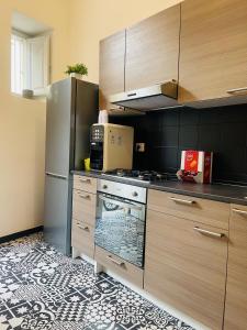 uma cozinha com um fogão e um frigorífico em B&B Meliora Rooms em Avola