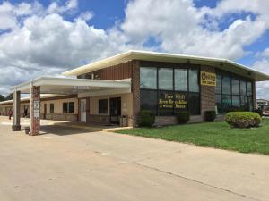 un edificio con un cartel en el costado en Western Inn South, en Kearney