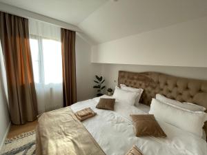 Ένα ή περισσότερα κρεβάτια σε δωμάτιο στο Casa cu Pitici