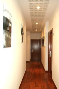 A television and/or entertainment centre at Hostal San Ignacio Centro
