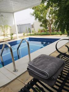 בריכת השחייה שנמצאת ב-Little Garden private pool villa או באזור