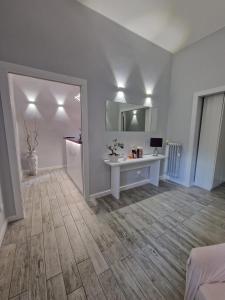 ローマにあるGardenia Suiteの白いデスクと鏡が備わる客室です。