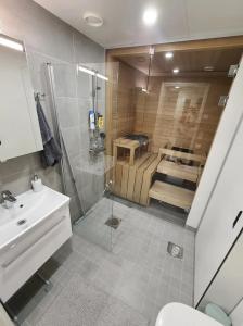 A bathroom at Cosy apartment with a relaxing sauna and a balcony