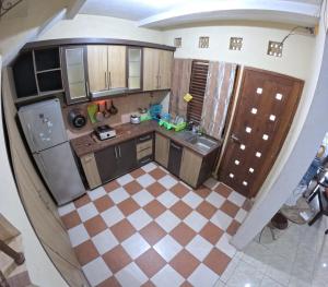 una vista aérea de una cocina con armarios de madera en Kenayan Homestay Jogja, en Salakan