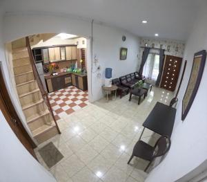 - Vistas a la cocina y a la sala de estar en Kenayan Homestay Jogja, en Salakan