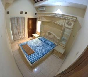 una vista aérea de un baño con una cama en una habitación en Kenayan Homestay Jogja, en Salakan