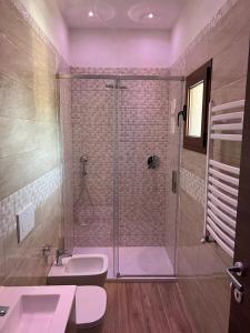 uma casa de banho com um chuveiro e um lavatório. em Agriturismo Il Giardino Degli Olivi Appartamenti em Castiglione della Pescaia