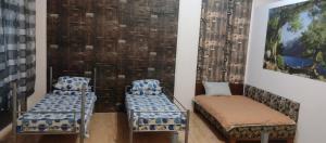 2 sillas y un banco en una habitación con una pared en Hostel Tulcea, en Tulcea
