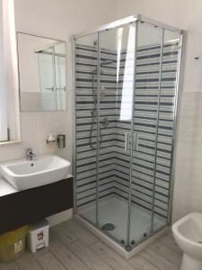 A bathroom at fronteMare faleria1