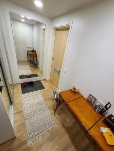 een woonkamer met een tafel en een spiegel bij Cosy apartment with a relaxing sauna and a balcony in Helsinki