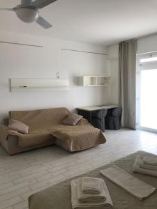 A seating area at fronteMare faleria1