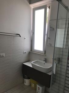 A bathroom at fronteMare faleria1