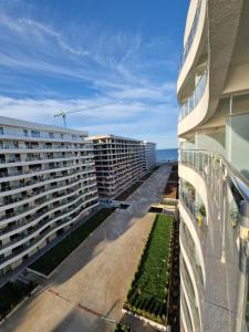 - un balcon avec vue sur deux grands bâtiments dans l'établissement Studio Casa del Mar, Mamaia Nord, cu vedere la mare & lac, à Mamaia