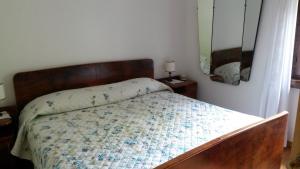 una camera con un letto con una trapunta sopra di Casa Betulla a Rovereto