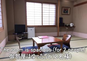 Uma TV ou centro de entretenimento em Ryokan Ginsuikaku - Vacation STAY 40413
