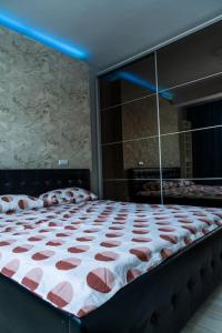a large bed in a room with a mirror at Apusului Residence Modern 2 Bedroom Apartment in Roşu