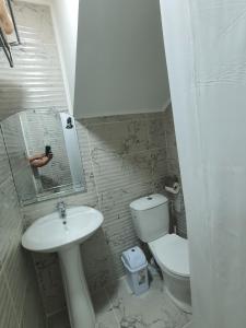 Bilik mandi di Hotel Diana