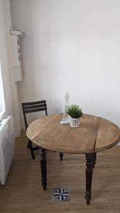 a wooden table with a potted plant on top of it at Maison Les 3 oies in Le Crotoy +8 photos