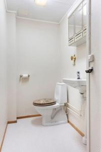 uma casa de banho branca com um WC e um lavatório em Oslo: Quiet and cosy home with garden and free parking em Grorud